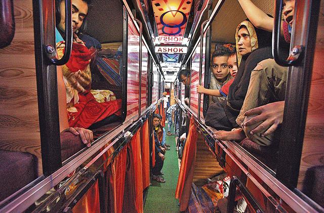 People seen inside a bus travelling from Delhi to Bihar near St Stephens Hospitals in New Delhi. (Raj K Raj/HT PHOTO) People seen inside a bus travelling from Delhi to Bihar near St Stephens Hospitals in New Delhi. (Raj K Raj/HT PHOTO)