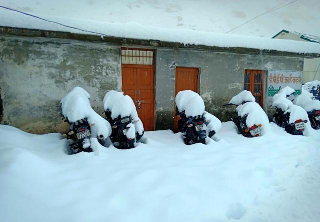 Vehicles covered with snow after fresh snowfall at Koksar in Lahaul and Spiti district, on Sunday, September 23 2018. (HT Photo) Vehicles covered with snow after fresh snowfall at Koksar in Lahaul and Spiti district, on Sunday, September 23 2018. (HT Photo)