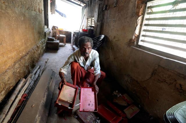 A worker at a workshop where the Aranmula metal mirrors are made in Pattanamthitta district, Kerala. (Vivek Nair/ HT Photo) A worker at a workshop where the Aranmula metal mirrors are made in Pattanamthitta district, Kerala. (Vivek Nair/ HT Photo)