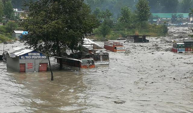 Trucks partially submerged in Beas waters in Kullu district, Kullu on Sunday, September 23 2018. (HT Photo ) Trucks partially submerged in Beas waters in Kullu district, Kullu on Sunday, September 23 2018. (HT Photo )