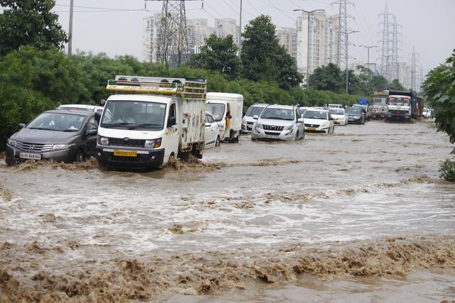 Vehicles wade through a waterlogged street after heavy rains at Golf Course extension road near Emaar building Sector 66, in Gurugram, India, on Monday. (Yogendra Kumar/HT Photo) Vehicles wade through a waterlogged street after heavy rains at Golf Course extension road near Emaar building Sector 66, in Gurugram, India, on Monday. (Yogendra Kumar/HT Photo)