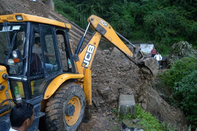 A JCB machine removing the debris after landslide due to heavy rainfall at Kuftadhar, Shimla on Tuesday, September 25 2018. (Deepak Sansta / HT Photo ) A JCB machine removing the debris after landslide due to heavy rainfall at Kuftadhar, Shimla on Tuesday, September 25 2018. (Deepak Sansta / HT Photo )