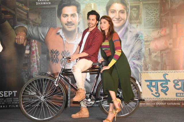 Varun and Anushka pose during Sui Dhaaga promotions.