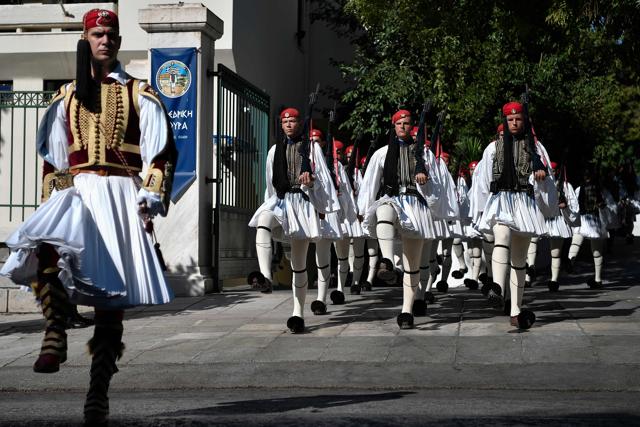 Presidential guards, called "Evzones", leave their army barracks in Athens on September 20. (AFP Photo) Presidential guards, called "Evzones", leave their army barracks in Athens on September 20. (AFP Photo)