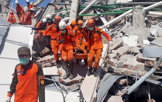 A search and rescue team evacuates a victim from the ruins of the Roa-Roa Hotel in Palu, Central Sulawesi, Indonesia. (Reuters Photo) A search and rescue team evacuates a victim from the ruins of the Roa-Roa Hotel in Palu, Central Sulawesi, Indonesia. (Reuters Photo)
