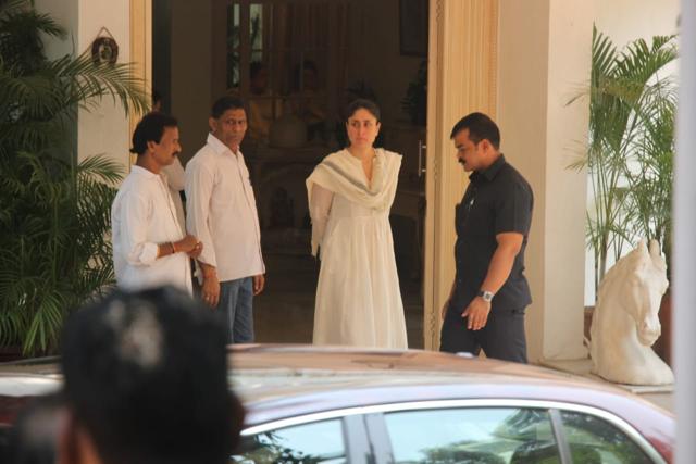 Kareena Kapoor arrives for her grandmother Krishna Raj Kapoor’s funeral. (Viral Bhayani) Kareena Kapoor arrives for her grandmother Krishna Raj Kapoor’s funeral. (Viral Bhayani)