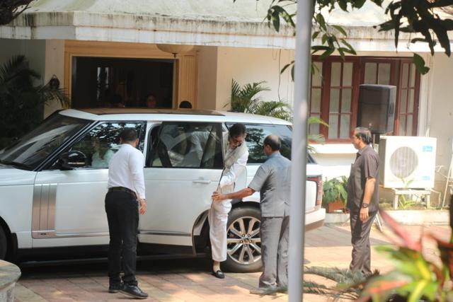 Amitabh Bachchan arrive for Krishna Raj’s funeral. (Viral Bhayani) Amitabh Bachchan arrive for Krishna Raj’s funeral. (Viral Bhayani)