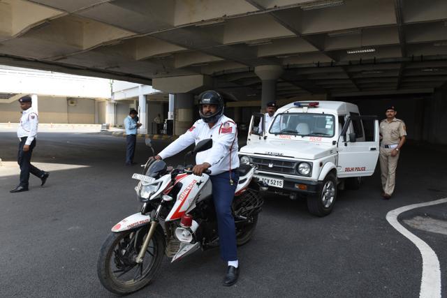 Police officials escort a vehicle on a green corridor, traffic-free passage to transport organs, in Delhi. (Arvind Yadav/HT Photo) Police officials escort a vehicle on a green corridor, traffic-free passage to transport organs, in Delhi. (Arvind Yadav/HT Photo)