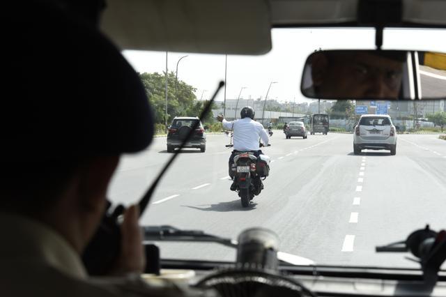 Police officials on a motorcyle and a car clear the way for an ambulance carrying a heart to AIIMS in Delhi. (Arvind Yadav/HT Photo) Police officials on a motorcyle and a car clear the way for an ambulance carrying a heart to AIIMS in Delhi. (Arvind Yadav/HT Photo)