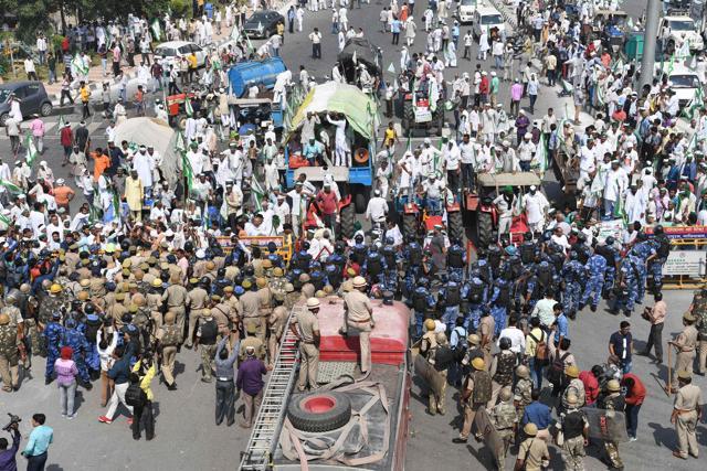 Activists of the Bhartiya Kisan Union shout slogans as New Delhi police stop them at the border with Ghazipur during their march to New Delhi on October 2, 2018. (AFP) Activists of the Bhartiya Kisan Union shout slogans as New Delhi police stop them at the border with Ghazipur during their march to New Delhi on October 2, 2018. (AFP)