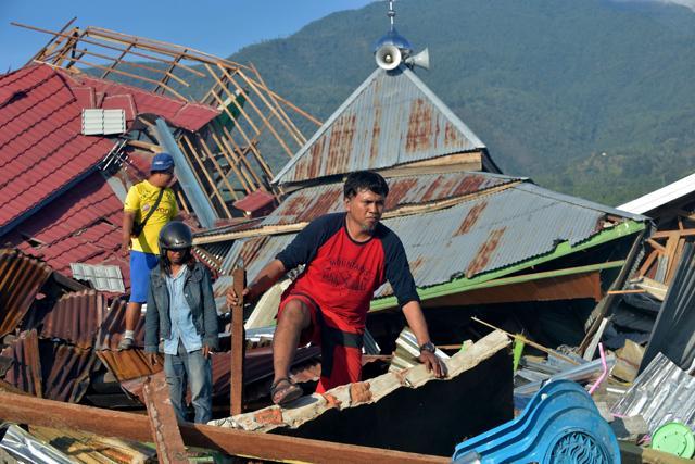 People inspect damaged houses in Palu, Indonesia's Central Sulawesi on October 1, 2018, after an earthquake and tsunami hit the area on September 28. (AFP Photo) People inspect damaged houses in Palu, Indonesia's Central Sulawesi on October 1, 2018, after an earthquake and tsunami hit the area on September 28. (AFP Photo)