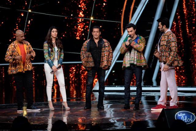 Salman Khan, Warina Hussain, Aayush Sharma and Maniesh Paul on the sets of singing reality show Indian Idol 10 in Mumbai on September 25, 2018. (IANS) Salman Khan, Warina Hussain, Aayush Sharma and Maniesh Paul on the sets of singing reality show Indian Idol 10 in Mumbai on September 25, 2018. (IANS)