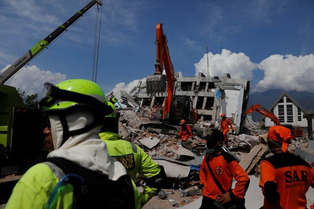 Rescue team members work among the ruins of Roa-Roa hotel after the earthquake in Palu, in Indonesia's Sulawesi Island. (Reuters Photo) Rescue team members work among the ruins of Roa-Roa hotel after the earthquake in Palu, in Indonesia's Sulawesi Island. (Reuters Photo)