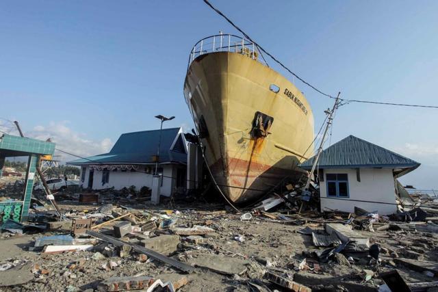 A ship is seen stranded on the shore after an earthquake and tsunami hit the area in Wani, Donggala. (Reuters Photo) A ship is seen stranded on the shore after an earthquake and tsunami hit the area in Wani, Donggala. (Reuters Photo)