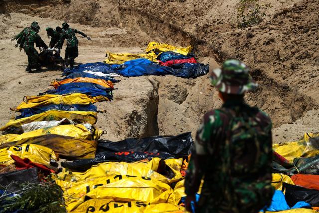 ‘i Just Cried Buried By Indonesia Earthquake Man Finds Bodies Of Father And Sister In Final