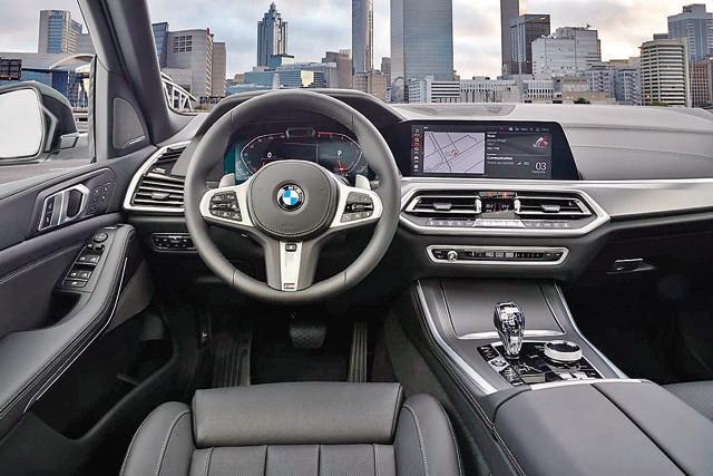 The crystal glass finish on the gear lever and the big rotary dial make for a luxurious look
