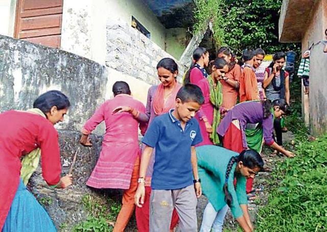 A group of ‘bal praharis’ engaged in tree plantation and Ganga protection in Uttarkashi town of Uttarakhand. (HT Photo ) A group of ‘bal praharis’ engaged in tree plantation and Ganga protection in Uttarkashi town of Uttarakhand. (HT Photo )
