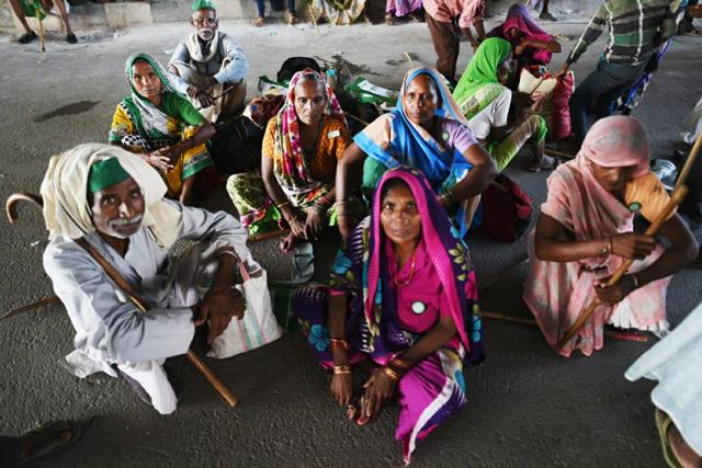 Farmers at the NH 24, near Vaishali Metro station, Tuesday, October 2, 2018. (Amal KS / HT Photo ) Farmers at the NH 24, near Vaishali Metro station, Tuesday, October 2, 2018. (Amal KS / HT Photo )