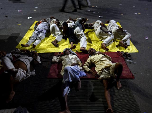 Farmers take rest on NH 24 after a day long protest at Gazipur in New Delhi, India, on Tuesday, October 2, 2018. (Amal KS/HT PHOTO) Farmers take rest on NH 24 after a day long protest at Gazipur in New Delhi, India, on Tuesday, October 2, 2018. (Amal KS/HT PHOTO)