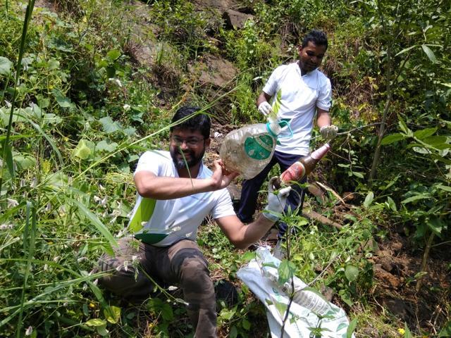 The trash cleared by volunteers included liquor bottles, plastic and thermocol plates, plastic spoons, water bottles, and wafer packets. (HT Photo ) The trash cleared by volunteers included liquor bottles, plastic and thermocol plates, plastic spoons, water bottles, and wafer packets. (HT Photo )