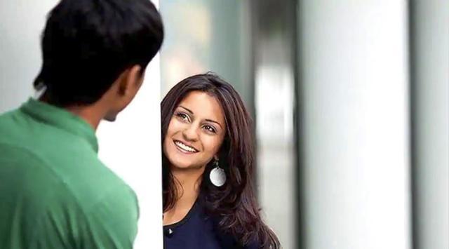 Meeting someone new is as easy as introducing yourself and starting a conversation. (S