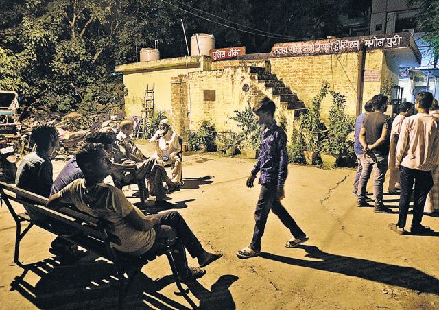 People wait outside the Mangolpuri police station during midnight, Wednesday, October 3, 2018. (Biplov Bhuyan / HT Photo) People wait outside the Mangolpuri police station during midnight, Wednesday, October 3, 2018. (Biplov Bhuyan / HT Photo)