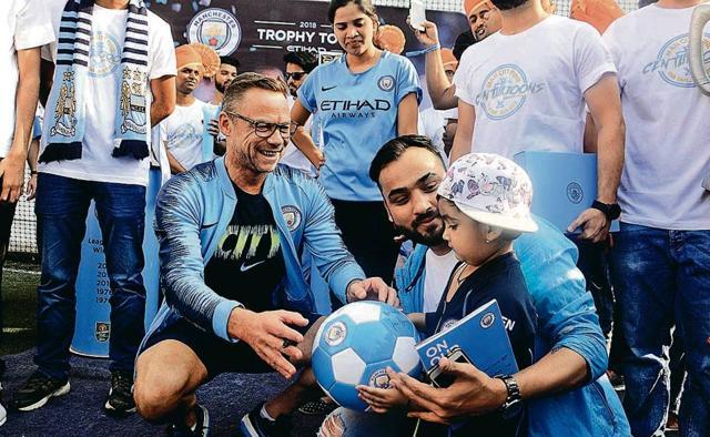 Man City’s Paul Dickov interacts with Pune’s ‘City’ fans. (HT Photo)