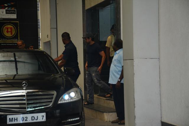 Aamir Khan seen at Mumbai's Bandra on October 10, 2018. (IANS) Aamir Khan seen at Mumbai's Bandra on October 10, 2018. (IANS)
