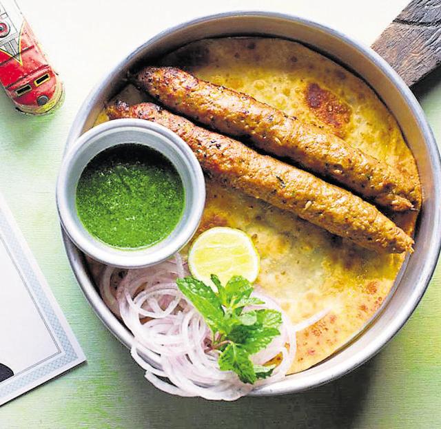 In Kolkata, stalls selling Bengali delicacies like egg-fried mutton kabiraji cutlets, fish rolls and mutton kebabs are popular. (HT File Photo) In Kolkata, stalls selling Bengali delicacies like egg-fried mutton kabiraji cutlets, fish rolls and mutton kebabs are popular. (HT File Photo)