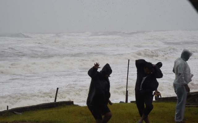 Waves crash onto the coast in Odisha’s Gajapati district as high speed winds accompanied Cyclone Titli. (Arabinda Mahapatra/HT Photo) Waves crash onto the coast in Odisha’s Gajapati district as high speed winds accompanied Cyclone Titli. (Arabinda Mahapatra/HT Photo)