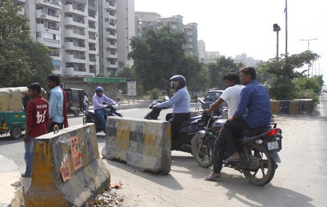 Jersey barriers located below the Subhash Chowk flyover and opposite to the entrance of residential areas in sector 47 in Gurugram lead to confusion and minor accidents at the both these points on a daily basis. (Yogendra Kumar/HT PHOTO) Jersey barriers located below the Subhash Chowk flyover and opposite to the entrance of residential areas in sector 47 in Gurugram lead to confusion and minor accidents at the both these points on a daily basis. (Yogendra Kumar/HT PHOTO)