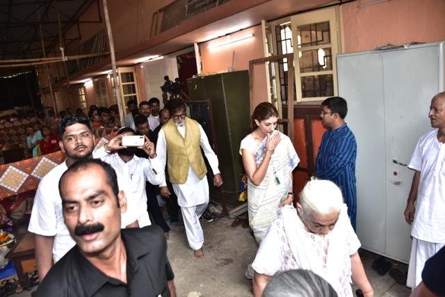 Amitabh Bachchan with daughter Shweta Bachchan Nanda at a puja pandal. (Viral Bhayani)