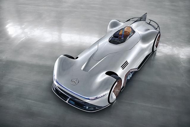 The ultra futuristic Mercedes Vision EQ Silver Arrow’s cabin is a snug, single seat cockpit with more screens than a gamer’s den The ultra futuristic Mercedes Vision EQ Silver Arrow’s cabin is a snug, single seat cockpit with more screens than a gamer’s den