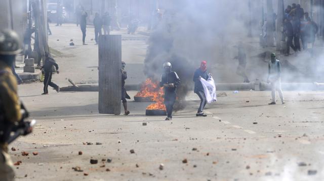 Protesters clash with security personnel near the site of a gunbattle between forces and militants in downtown Srinagar on Wednesday. (Waseem Andrabi/ HT) Protesters clash with security personnel near the site of a gunbattle between forces and militants in downtown Srinagar on Wednesday. (Waseem Andrabi/ HT)