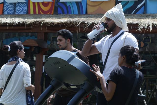 Sreesanth decided to walk on the treadmill even without the mandatory horsecap which was hidden by Deepak Thakur. (Colors)