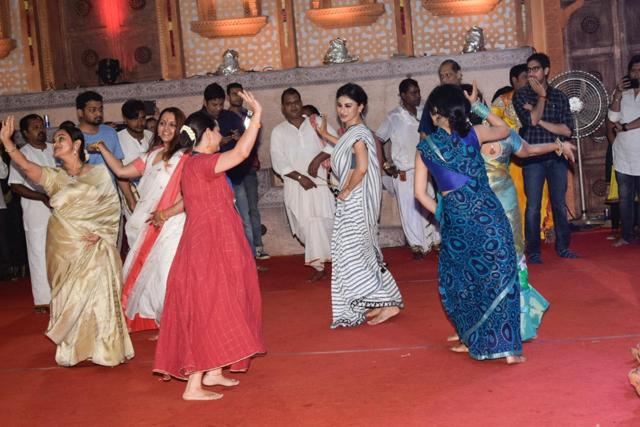 Mouni Roy joins the ladies to celebrate Durga Puja. (IANS) Mouni Roy joins the ladies to celebrate Durga Puja. (IANS)