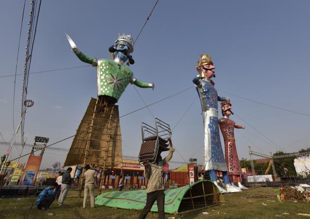 Effigies of demon king Ravana and his son Meghnath and brother Kumbhkaran installed ahead of Dussehra festival at Luv Kush Ramleela, Red Fort, in New Delhi. (Sanjeev Verma/HT PHOTO)