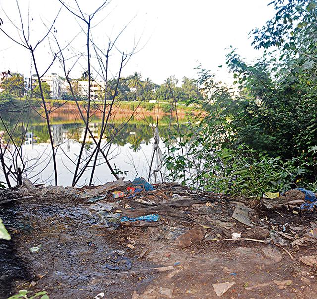 Garbage dumped near Warje water treatment plant near Karve Road in Pune (Shankar Narayan/HT PHOTO)