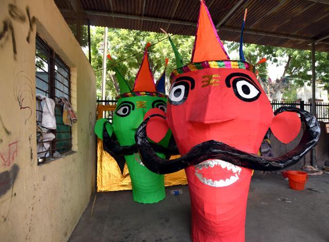 A view of effigies of Ravana on the eve of Dussehra festival at Sarojini Nagar in New Delhi. (Amal KS/HT PHOTO)
