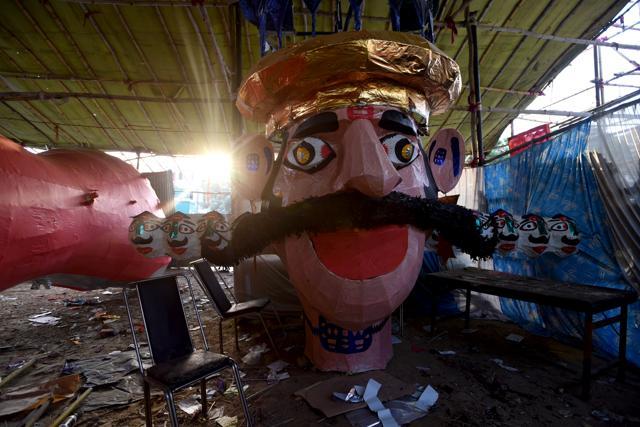 A view of effigies of Ravana on the eve of Dussehra festival at Deepali Chowk in New Delhi. (Amal KS/HT PHOTO)
