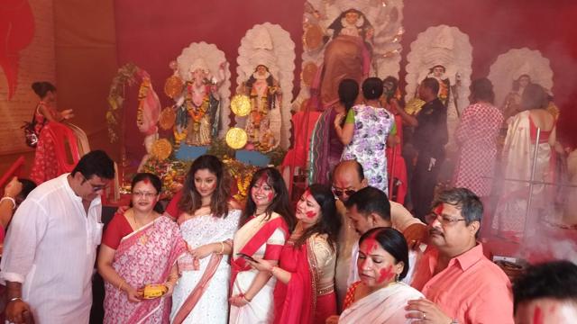 Tanushree Dutta at a Durga puja event. (Viral Bhayani) Tanushree Dutta at a Durga puja event. (Viral Bhayani)