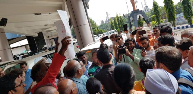 Resident went on the march from Wakad to PCMC headquaters to highlight the issue of water scarcity on October 20. (HT PHOTO) Resident went on the march from Wakad to PCMC headquaters to highlight the issue of water scarcity on October 20. (HT PHOTO)