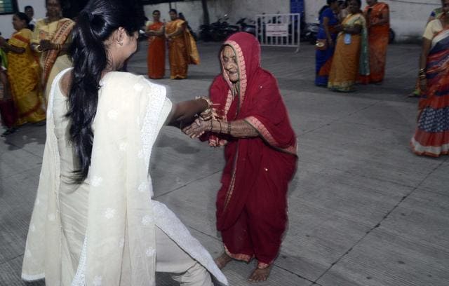Gahubai Nivangune plays ‘fugadi’ with her grand niece. (Ravindra Joshi/HT PHOTO) Gahubai Nivangune plays ‘fugadi’ with her grand niece. (Ravindra Joshi/HT PHOTO)