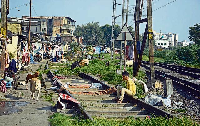 Slums are right near the railway tracks in Ghorpadi. (Shankar Narayan/HT PHOTO)