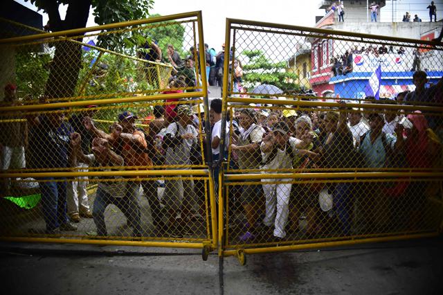 Honduran migrants heading in a caravan to the US push to tear down the gate of the Guatemala-Mexico international border bridge in Ciudad Hidalgo, Chiapas state, Mexico. (AFP Photo) Honduran migrants heading in a caravan to the US push to tear down the gate of the Guatemala-Mexico international border bridge in Ciudad Hidalgo, Chiapas state, Mexico. (AFP Photo)