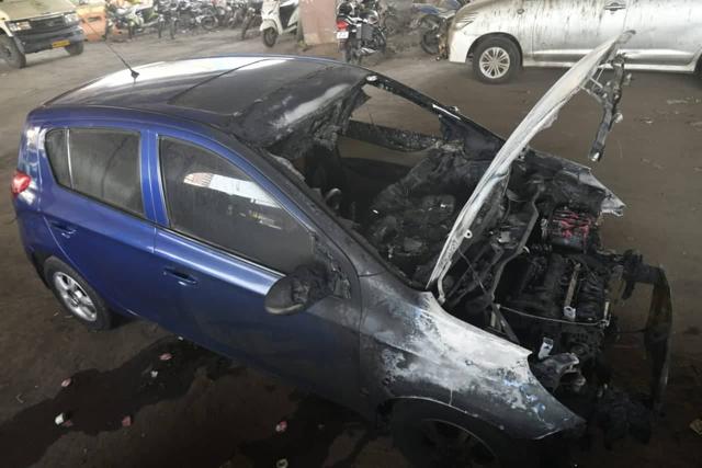 The traffic jam began shortly after 10 am when a car caught fire near the entrance of Jogeshwari-Vikhroli link road. (HT Photo/Shashi Kashyap) The traffic jam began shortly after 10 am when a car caught fire near the entrance of Jogeshwari-Vikhroli link road. (HT Photo/Shashi Kashyap)