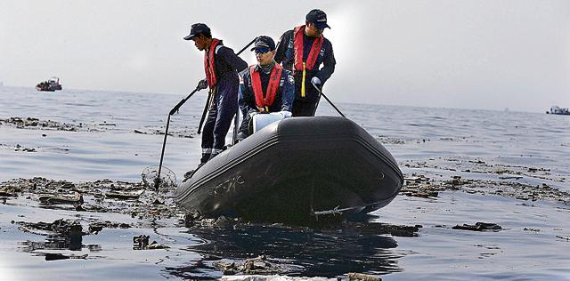 Rescuers conduct search operation in the waters of Ujung Karawang, West Java, Indonesia after a Lion Air plane crashed into the sea Monday, October 29, 2018. (AP photo) Rescuers conduct search operation in the waters of Ujung Karawang, West Java, Indonesia after a Lion Air plane crashed into the sea Monday, October 29, 2018. (AP photo)