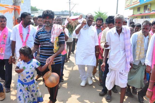 Speaker of the dissolved Telangana assembly, S Madhusudhana Chary, played the role of a pallbearer for a dead man in his constituency while canvassing for the upcoming state election. (HT Photo ) Speaker of the dissolved Telangana assembly, S Madhusudhana Chary, played the role of a pallbearer for a dead man in his constituency while canvassing for the upcoming state election. (HT Photo )