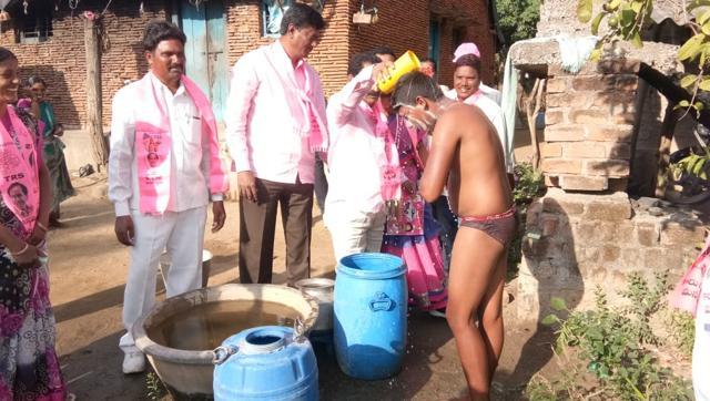 Many TRS candidates like Koram Kanakaiah have been using different poll tricks to woo voters in their constituencies. (HT Photo ) Many TRS candidates like Koram Kanakaiah have been using different poll tricks to woo voters in their constituencies. (HT Photo )