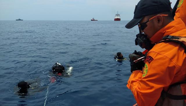 Rescue personnel searching the waters for wreckage from Lion Air flight JT 610 which crashed into the sea off the northern coast of Indonesia's Java island. A brand new Indonesian Lion Air plane carrying 189 passengers and crew crashed into the sea on Monday. (AFP photo) Rescue personnel searching the waters for wreckage from Lion Air flight JT 610 which crashed into the sea off the northern coast of Indonesia's Java island. A brand new Indonesian Lion Air plane carrying 189 passengers and crew crashed into the sea on Monday. (AFP photo)